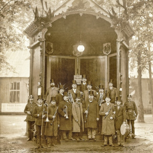 In einem eigens zur Gewerbeschau errichteten Pavillon auf dem Mittelmarkt trat die erste Norder Stadtkapelle  unter Leitung von Richard Gottschalck (Bildmitte, mit Taktstock) auf. Ein zweites Bauwerk dieser Art entstand auf dem Blücherplatz;  es wurde während der Ausstellung von der Firma Doornkaat bewirtschaftet und diente später als Musikpavillon.